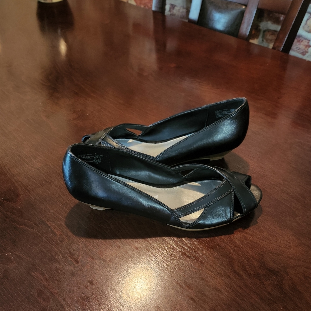 Shoes - Picture 8 of 9